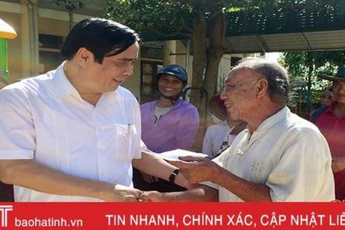 Phó Trưởng ban Tổ chức Trung ương Nguyễn Thanh Bình tặng quà người dân vùng lũ Hương Khê