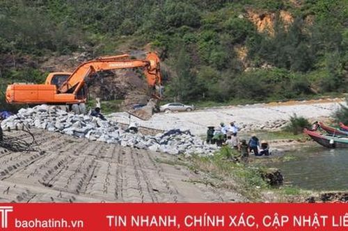 Đổ 2.000 m3 đá tảng cấp bách 'cứu' kè biển Lộc Hà