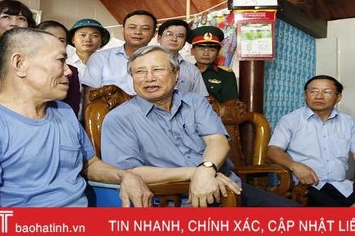 Đồng chí Trần Quốc Vượng kiểm tra công tác khắc phục hậu quả mưa lũ tại Hà Tĩnh