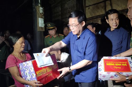 Phó Thủ tướng Vương Đình Huệ động viên nhân dân vùng lũ Quảng Bình