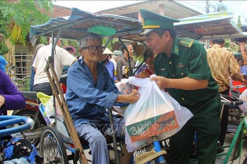 Ấm áp tình người trong những túi gạo, thùng mì tôm gửi đến làng phong Quy Hòa