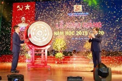 Bộ trưởng Trần Tuấn Anh đánh trống khai giảng Trường Đại học Công nghiệp Hà Nội