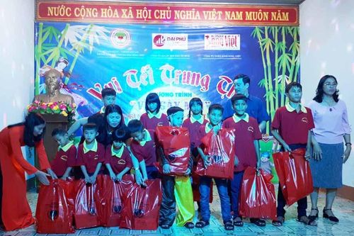 Gia Lai: Tặng quà cho các em nhân dịp Tết Trung thu