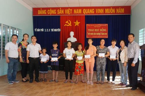 Tặng 27 suất học bổng cho học sinh các đảo phường Vĩnh Nguyên