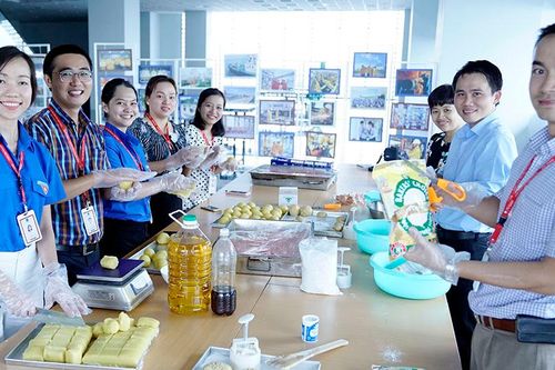 Đem trung thu cho trẻ em nghèo, thanh niên PV GAS hóa thân thành thợ bánh