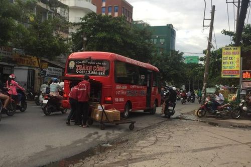 'Xe dù, bến cóc' vẫn ngang nhiên hoàn động gây ùn tắc giao thông