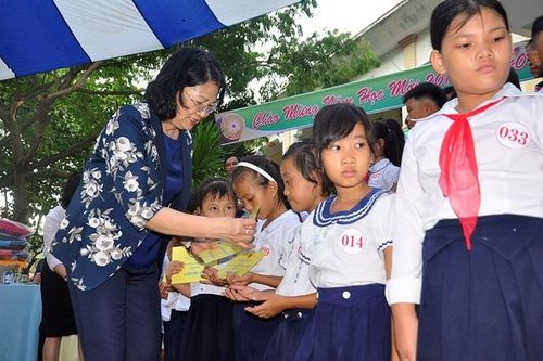 Phó Chủ tịch nước Đặng Thị Ngọc Thịnh tặng quà trung thu cho trẻ em Quảng Nam
