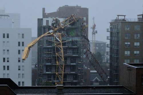 Cần cẩu đổ vào tòa nhà khi siêu bão Dorian đổ bộ Canada
