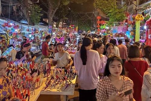 Cuối tuần, người Thủ đô nườm nượp kéo đến phố cổ hưởng không khí Trung thu sớm