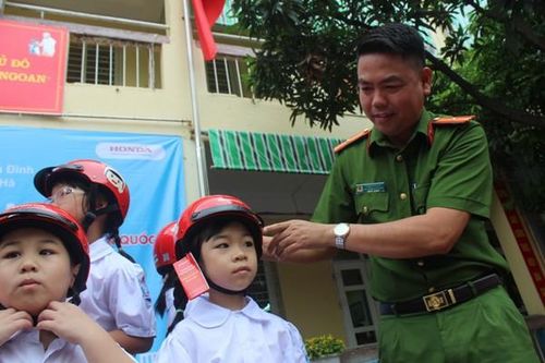 Giữ trọn ước mơ cùng học sinh đội mũ bảo hiểm đến trường