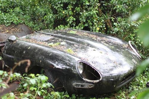 Xe sang Jaguar hồi sinh thần kỳ sau 30 năm bị bỏ xó trong rừng