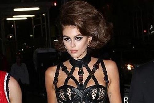 Con gái siêu mẫu Cindy Crawford gợi cảm ở tuổi 18