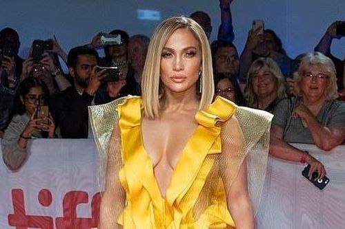 Jennifer Lopez bị phản đối trên thảm đỏ vì quá khứ mặc áo lông thú