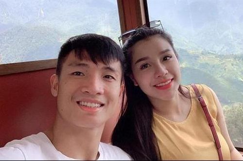 Bùi Tiến Dũng bị bà xã đăng ảnh trêu chọc khi tập bơi
