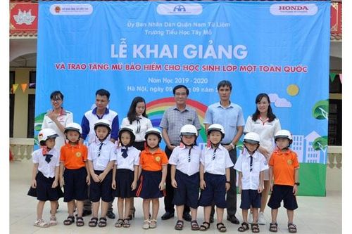 Trao 338 mũ bảo hiểm đạt chuẩn tặng học sinh tiểu học