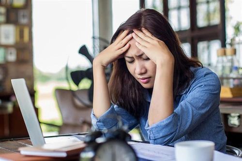 Mẹ anh ấy xúc phạm tôi là đồ cũ