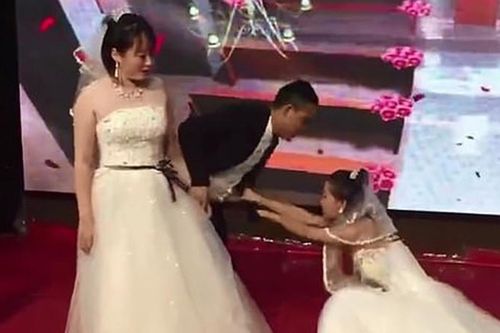 Ngày cưới, người yêu cũ của chú rể mặc váy cưới xuất hiện, cách hành xử của cô dâu mới ngỡ ngàng