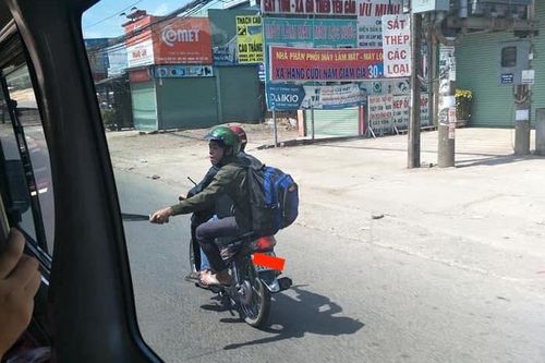 Hà Nội: Hai thanh niên vừa đi xe máy vừa 'múa kiếm'