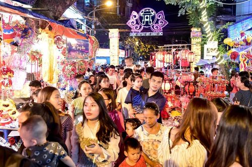 Phố đèn lồng Phùng Hưng, Hàng Mã 'thất thủ', người người chen chân chụp ảnh