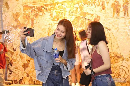 Phố đèn lồng đẹp hơn phố Hàng Mã, hotgirl chen chân chụp ảnh