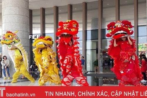Lân sư bắt đầu 'nhảy múa' ở phố phường Hà Tĩnh