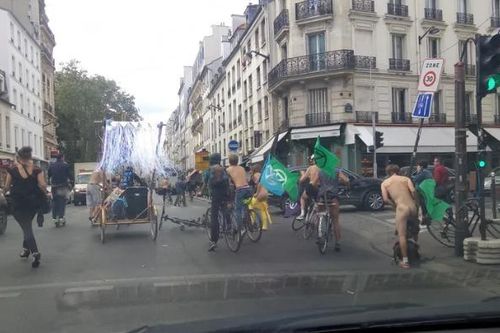 Đạp xe khỏa thân quanh thủ đô Paris để bảo vệ môi trường