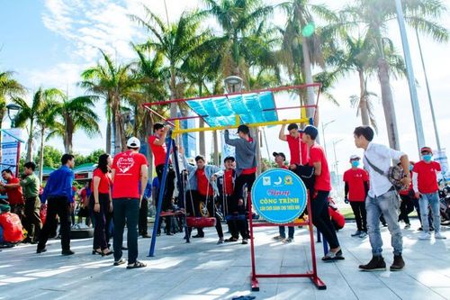 Khí thế thanh niên Bình Định trong ngày đầu ra quân làm sạch biển