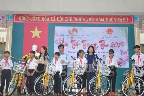 Phó Chủ tịch nước Đặng Thị Ngọc Thịnh vui Tết Trung thu cùng hơn 1.400 trẻ em