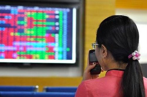 Mua bán không báo cáo, loạt cổ đông lớn bị phạt tiền