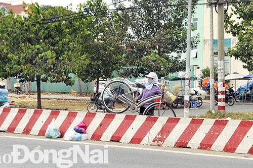 Vác xe đạp qua dải phân cách