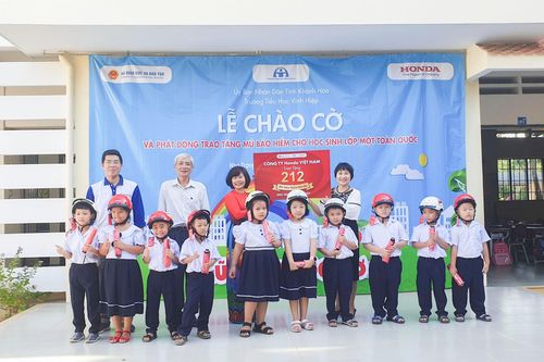 Trao tặng 212 mũ bảo hiểm cho học sinh Trường Tiểu học Vĩnh Hiệp
