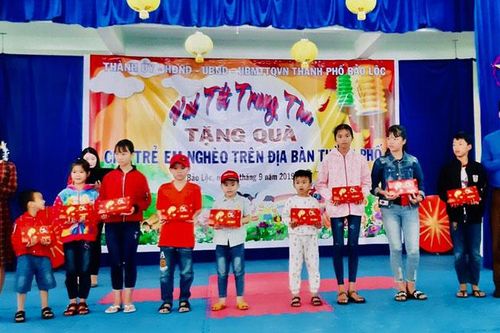 Bảo Lộc: Tặng 78 phần quà Trung thu cho trẻ em có hoàn cảnh khó khăn