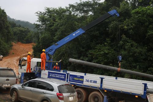 Khẩn trương xử lí sự cố gãy cột điện trên đường Hồ Chí Minh