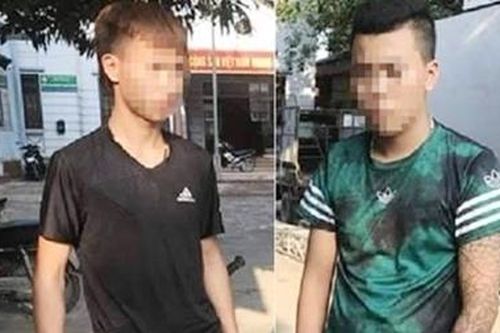 Nghênh ngang vác kiếm 'đi dạo', 2 thanh niên bị CSGT khống chế