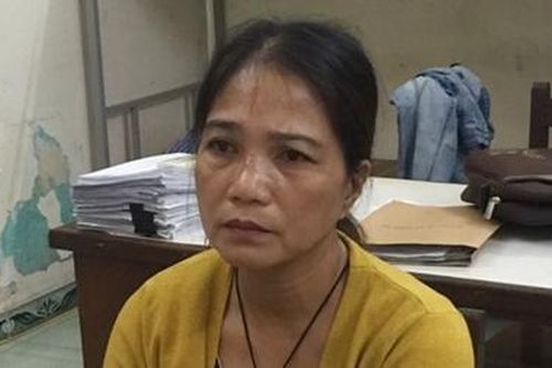 Mẹ lôi kéo con gái 16 tuổi đi bán ma túy