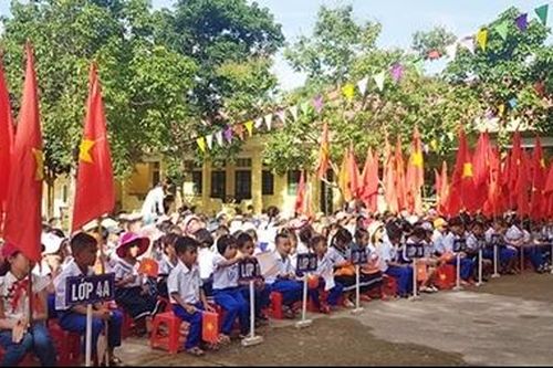 Học sinh vùng lũ khai giảng muộn