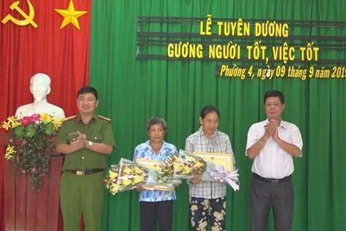 Hai phụ nữ không tham của rơi
