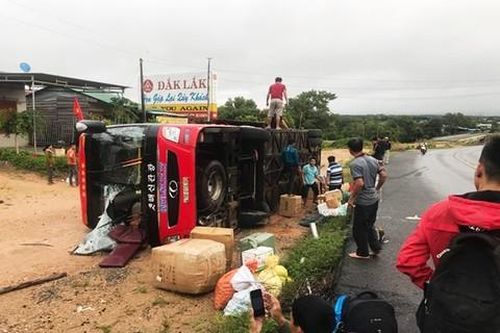Xe khách lật nhào khi tránh xe tải, 3 người bị thương