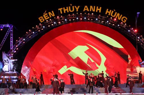 Ấn tượng chương trình nghệ thuật đặc sắc 'Bến Thủy anh hùng'