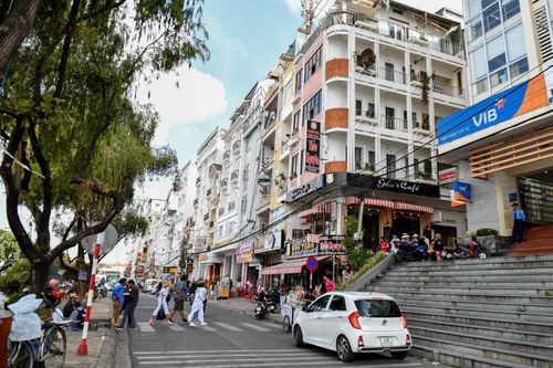 Airbnb, Agoda, Booking dần lấy thị phần khách sạn bình dân