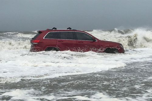 Người Mỹ ra biển thổi kèn tiễn đưa xe Jeep mắc kẹt giữa bão Dorian