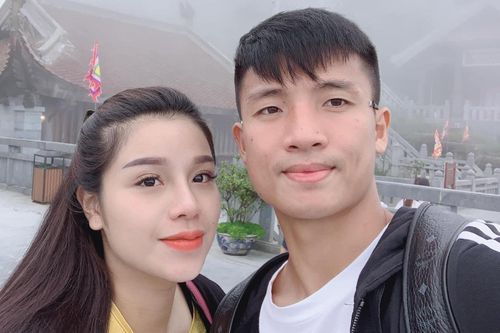 Bùi Tiến Dũng bị vợ trêu tham ăn khi khoe ảnh đứng bán bánh Trung thu