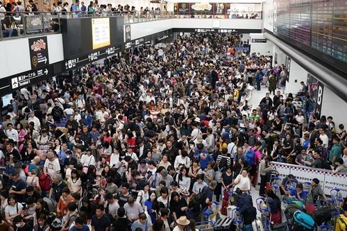 13.000 khách mắc kẹt qua đêm ở sân bay Tokyo do bão Faxai