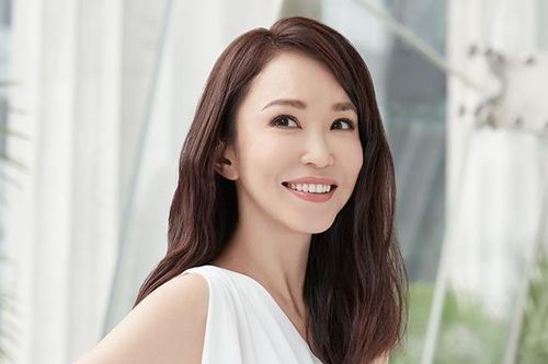 Nhan sắc mặn mà của 'Tiểu Long Nữ' Phạm Văn Phương ở tuổi U50