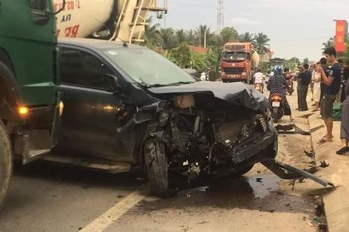 Xe bán tải và ôtô 7 chỗ nát đầu sau tai nạn liên hoàn