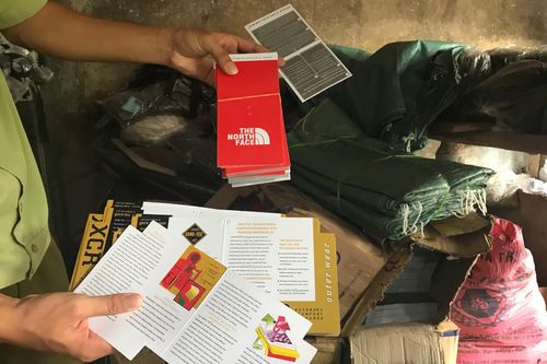 Bắt lượng lớn hàng The North Face rởm chuyên bán ở Hàng Gai, Hàng Bông