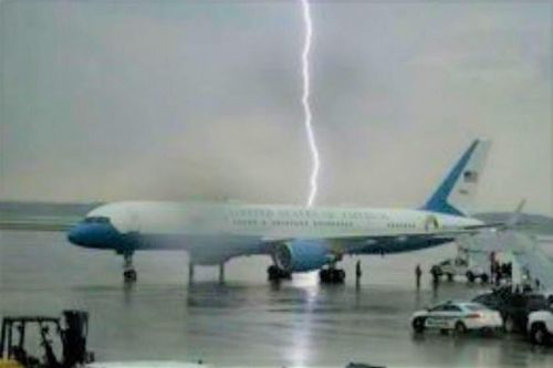 Tổng thống Trump khoe ảnh sét sượt ngang chuyên cơ Air Force One