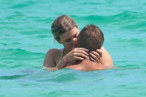 Hoa khôi quần vợt Bouchard khóa môi bạn trai trên biển Miami
