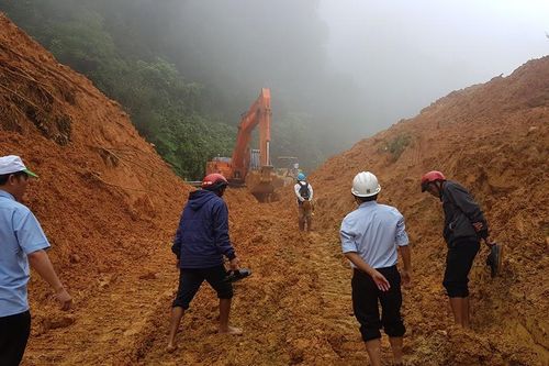 Quảng Trị: 2 xã miền núi mất điện nhiều ngày chưa thể khắc phục sau lũ