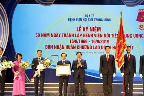 Phó Thủ tướng Phạm Bình Minh dự lễ kỷ niệm 50 năm Ngày thành lập Bệnh viện Nội tiết Trung ương